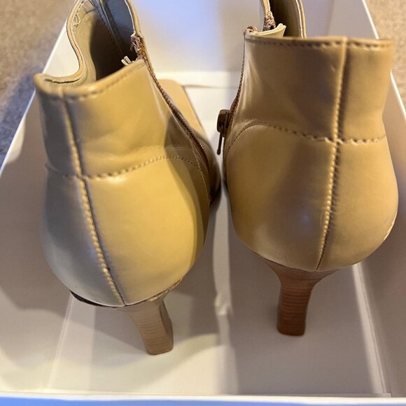 Somethin' Else from Skechers Light Beige/Cream Ankle Booties, Size 7 - Picture 13 of 16